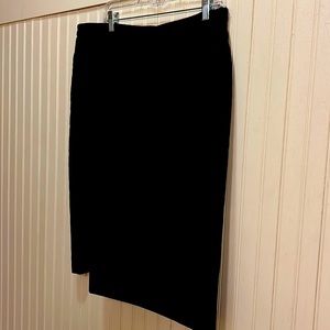 Lady Hazan woman’s Black lined pencil skirt.